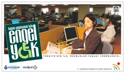 Engel Yok Posteri - bilgisayar kullanan bir  grme engelli. 